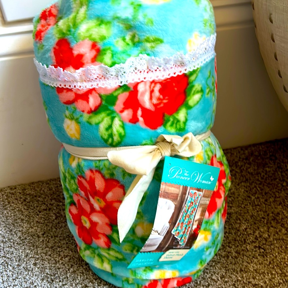 Velvet Plush Throw~The Pioneer Woman